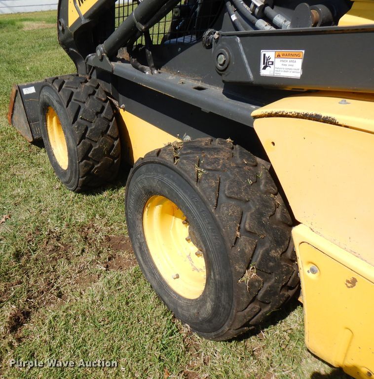 image for item FR9106 2016 New Holland L228  skid steer loader