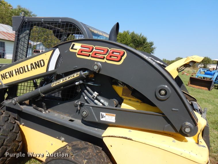 image for item FR9106 2016 New Holland L228  skid steer loader