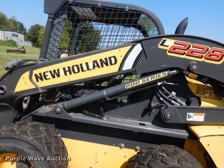 image for item FR9106 2016 New Holland L228  skid steer loader