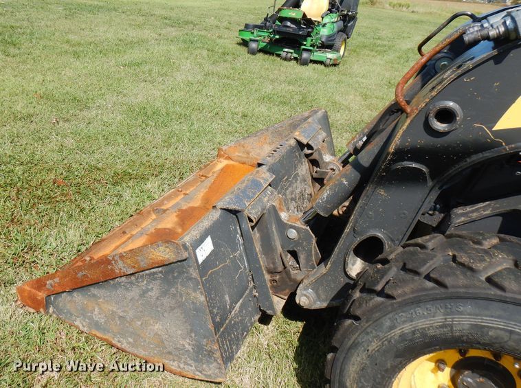 image for item FR9106 2016 New Holland L228  skid steer loader