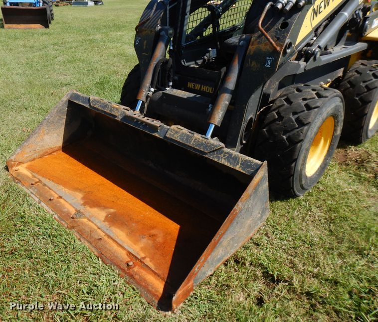 image for item FR9106 2016 New Holland L228  skid steer loader