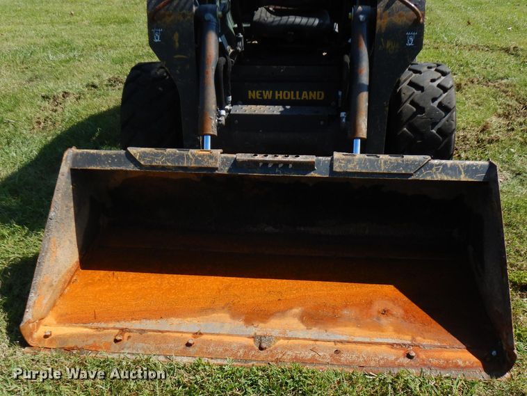 image for item FR9106 2016 New Holland L228  skid steer loader