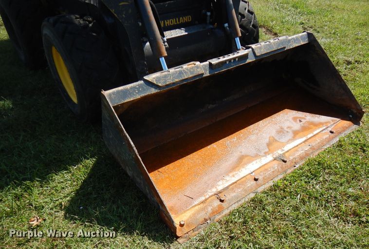 image for item FR9106 2016 New Holland L228  skid steer loader