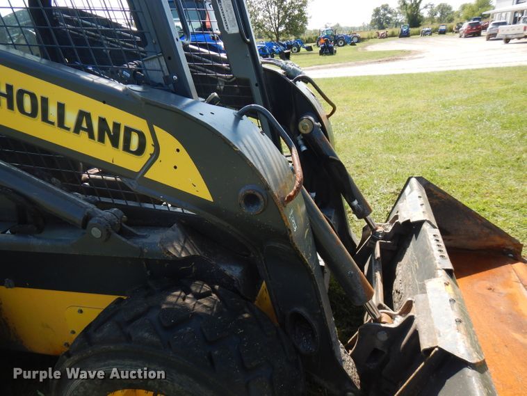 image for item FR9106 2016 New Holland L228  skid steer loader
