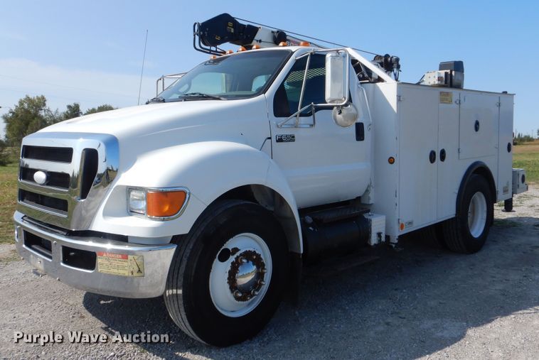 image for item GM9202 2008 Ford F650 Super Duty XL  utility truck with crane