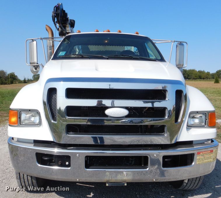 image for item GM9202 2008 Ford F650 Super Duty XL  utility truck with crane