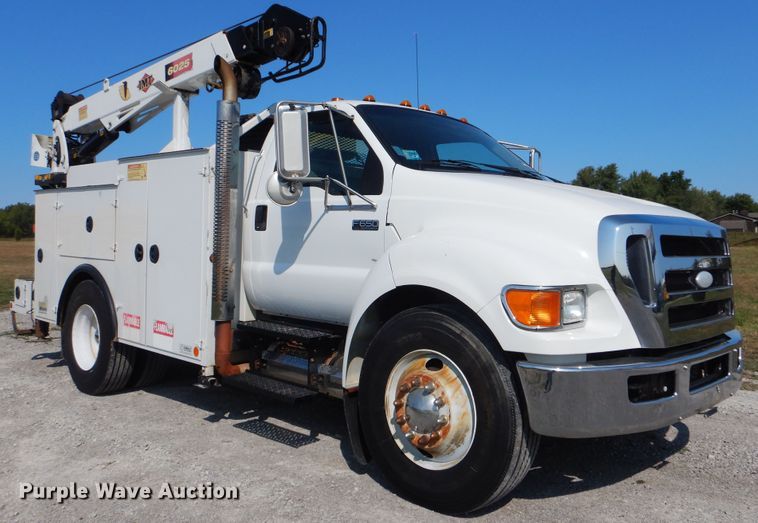 image for item GM9202 2008 Ford F650 Super Duty XL  utility truck with crane