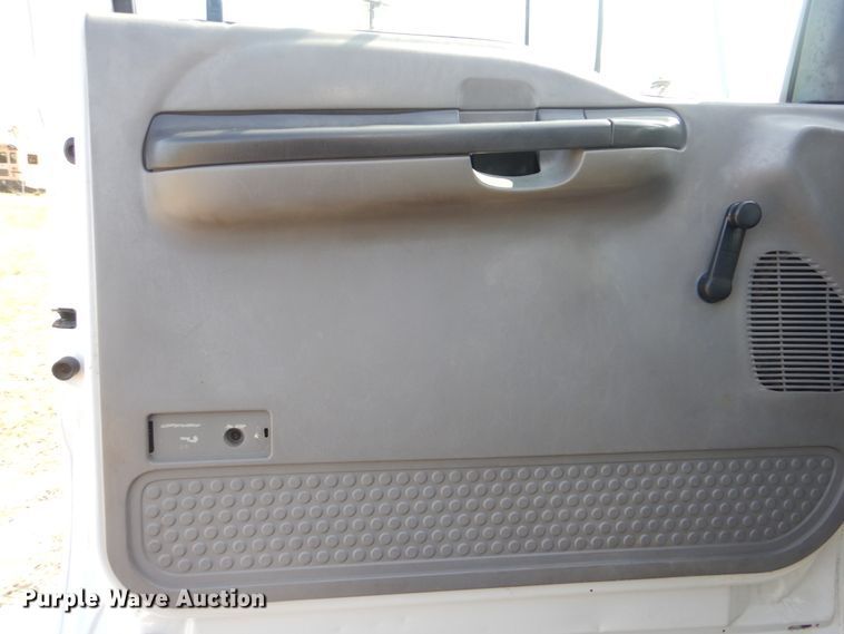 image for item GM9202 2008 Ford F650 Super Duty XL  utility truck with crane