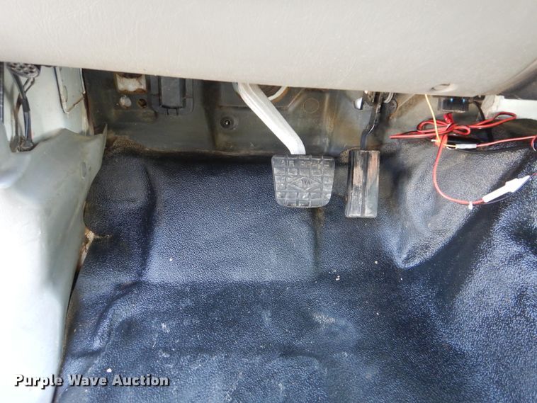 image for item GM9202 2008 Ford F650 Super Duty XL  utility truck with crane