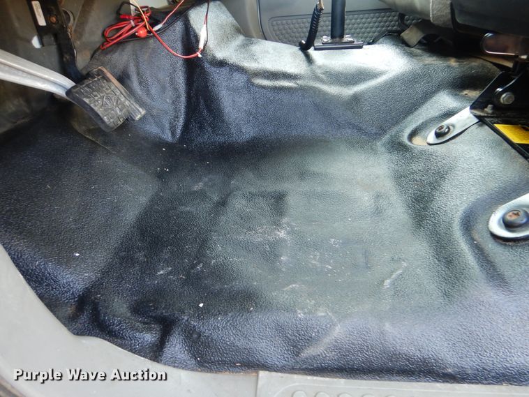 image for item GM9202 2008 Ford F650 Super Duty XL  utility truck with crane