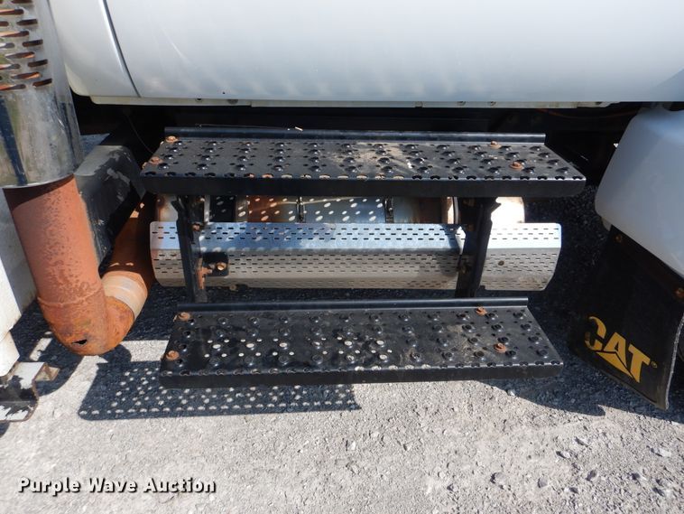 image for item GM9202 2008 Ford F650 Super Duty XL  utility truck with crane