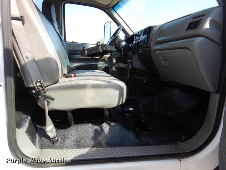 image for item GM9202 2008 Ford F650 Super Duty XL  utility truck with crane