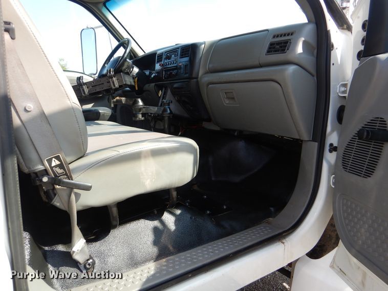 image for item GM9202 2008 Ford F650 Super Duty XL  utility truck with crane