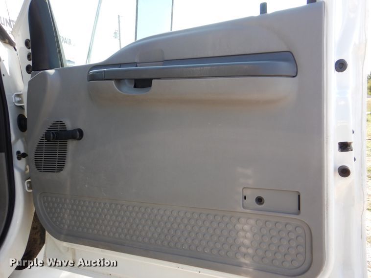 image for item GM9202 2008 Ford F650 Super Duty XL  utility truck with crane