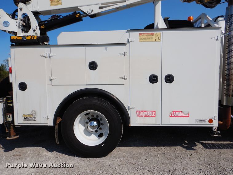 image for item GM9202 2008 Ford F650 Super Duty XL  utility truck with crane