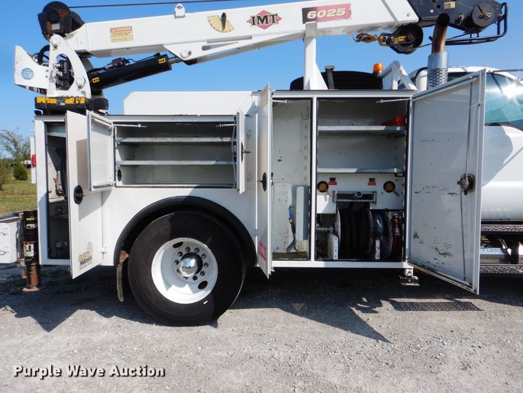 image for item GM9202 2008 Ford F650 Super Duty XL  utility truck with crane