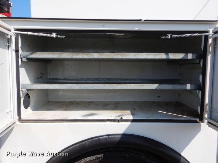 image for item GM9202 2008 Ford F650 Super Duty XL  utility truck with crane