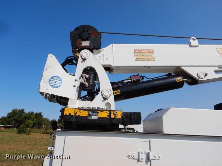 image for item GM9202 2008 Ford F650 Super Duty XL  utility truck with crane