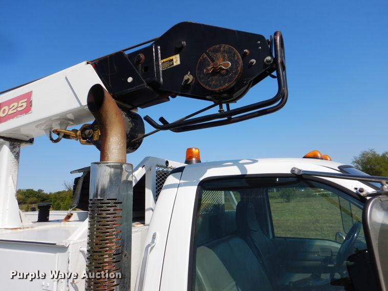image for item GM9202 2008 Ford F650 Super Duty XL  utility truck with crane