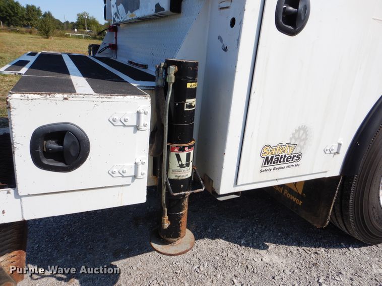 image for item GM9202 2008 Ford F650 Super Duty XL  utility truck with crane