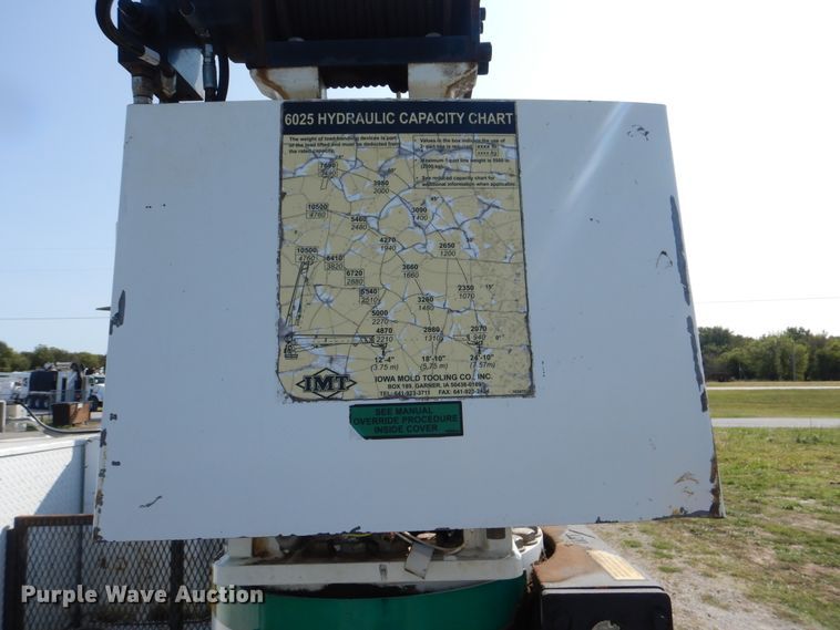 image for item GM9202 2008 Ford F650 Super Duty XL  utility truck with crane