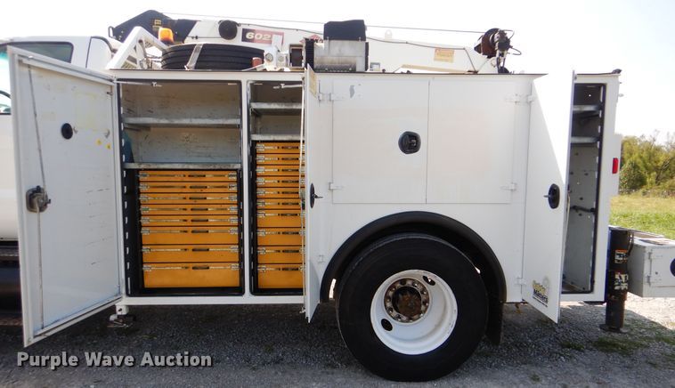 image for item GM9202 2008 Ford F650 Super Duty XL  utility truck with crane