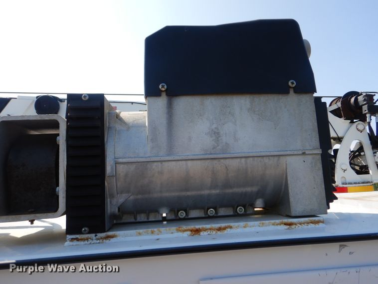 image for item GM9202 2008 Ford F650 Super Duty XL  utility truck with crane