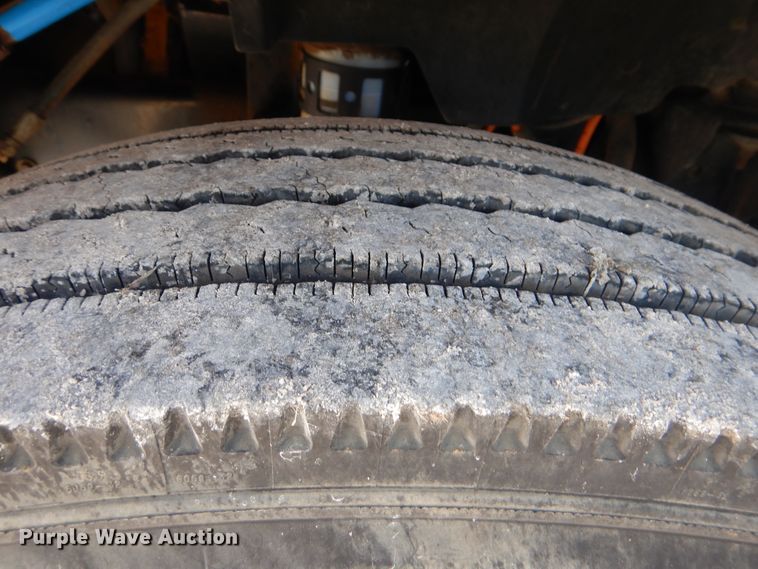 image for item GM9202 2008 Ford F650 Super Duty XL  utility truck with crane