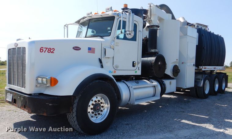 image for item GM9204 2013 Peterbilt 367  vacuum truck