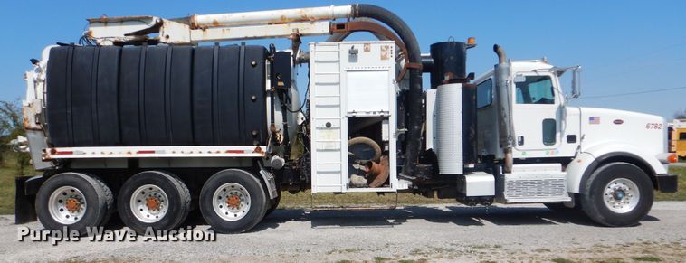 image for item GM9204 2013 Peterbilt 367  vacuum truck