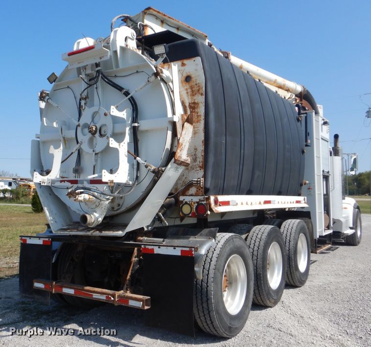 image for item GM9204 2013 Peterbilt 367  vacuum truck