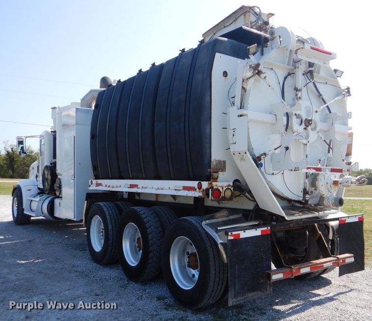 image for item GM9204 2013 Peterbilt 367  vacuum truck