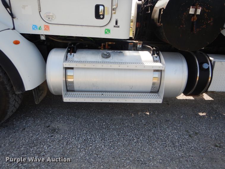 image for item GM9204 2013 Peterbilt 367  vacuum truck