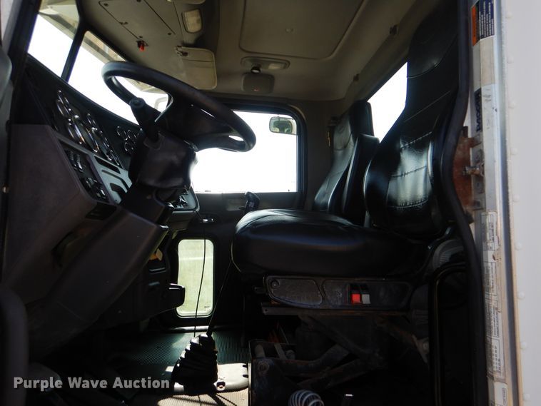 image for item GM9204 2013 Peterbilt 367  vacuum truck