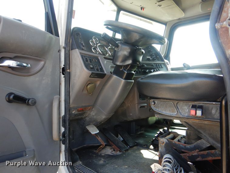 image for item GM9204 2013 Peterbilt 367  vacuum truck