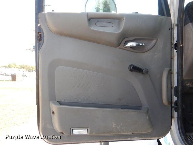 image for item GM9204 2013 Peterbilt 367  vacuum truck