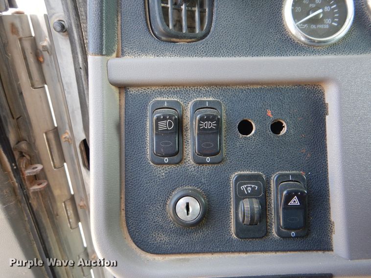 image for item GM9204 2013 Peterbilt 367  vacuum truck