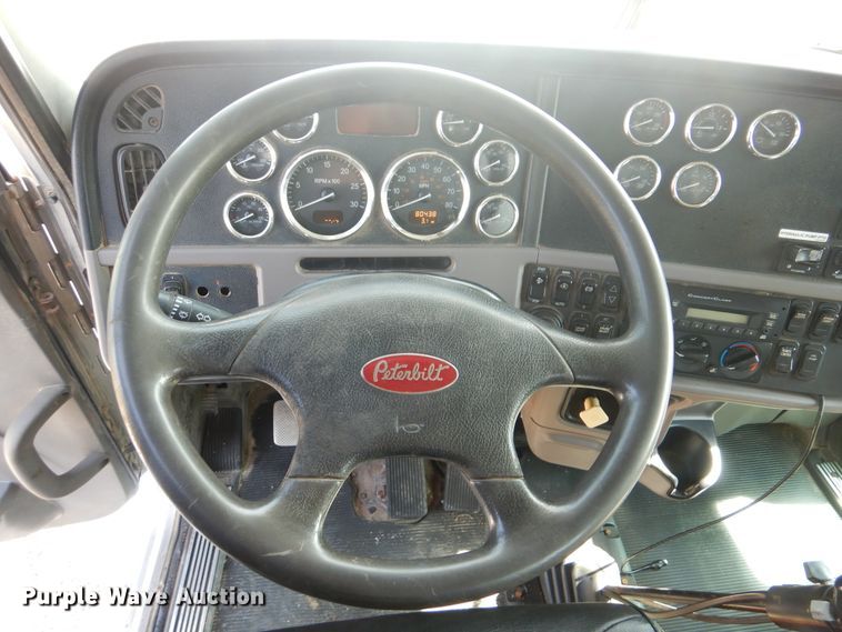 image for item GM9204 2013 Peterbilt 367  vacuum truck