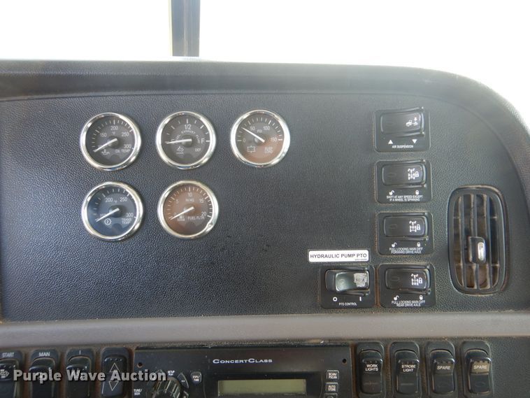 image for item GM9204 2013 Peterbilt 367  vacuum truck