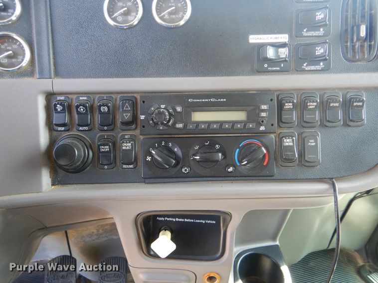 image for item GM9204 2013 Peterbilt 367  vacuum truck