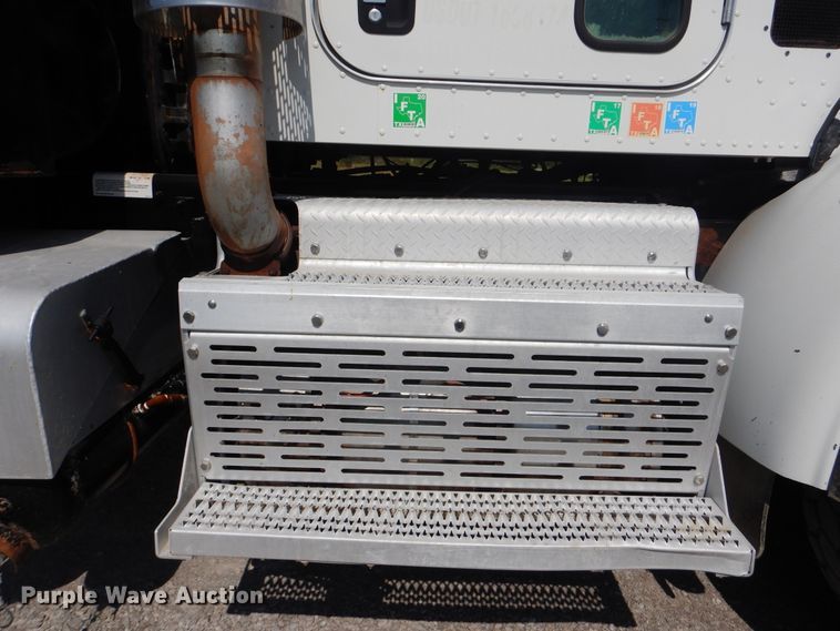 image for item GM9204 2013 Peterbilt 367  vacuum truck