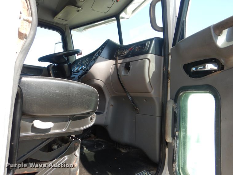 image for item GM9204 2013 Peterbilt 367  vacuum truck