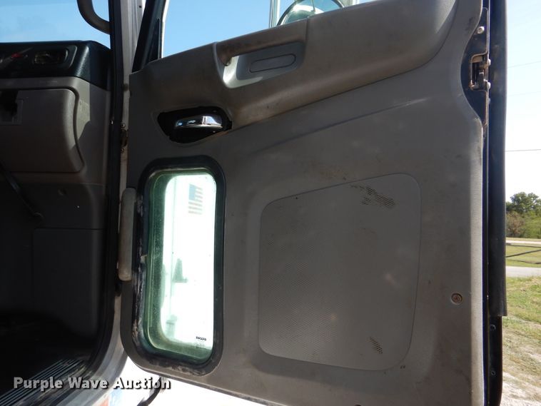 image for item GM9204 2013 Peterbilt 367  vacuum truck