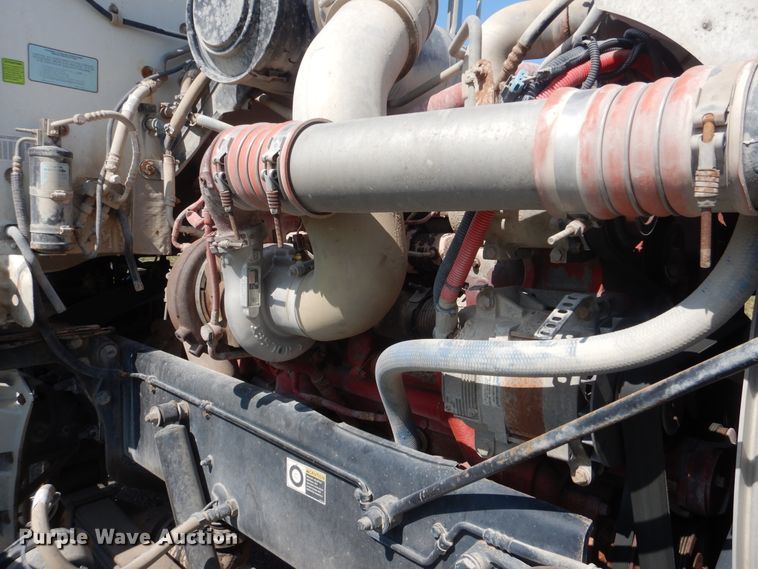 image for item GM9204 2013 Peterbilt 367  vacuum truck