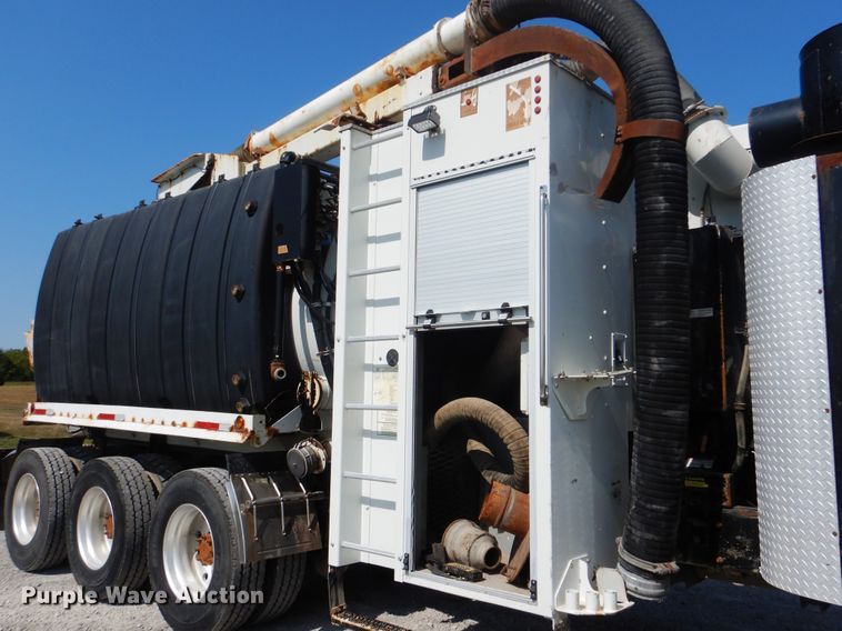 image for item GM9204 2013 Peterbilt 367  vacuum truck