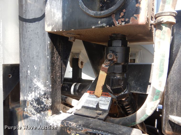 image for item GM9204 2013 Peterbilt 367  vacuum truck