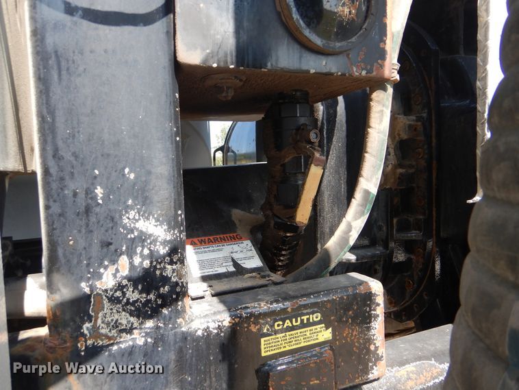 image for item GM9204 2013 Peterbilt 367  vacuum truck