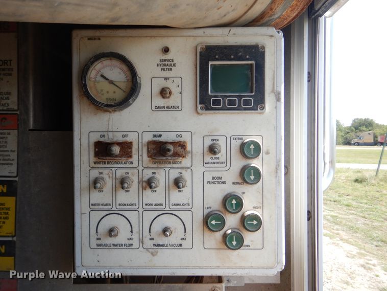 image for item GM9204 2013 Peterbilt 367  vacuum truck