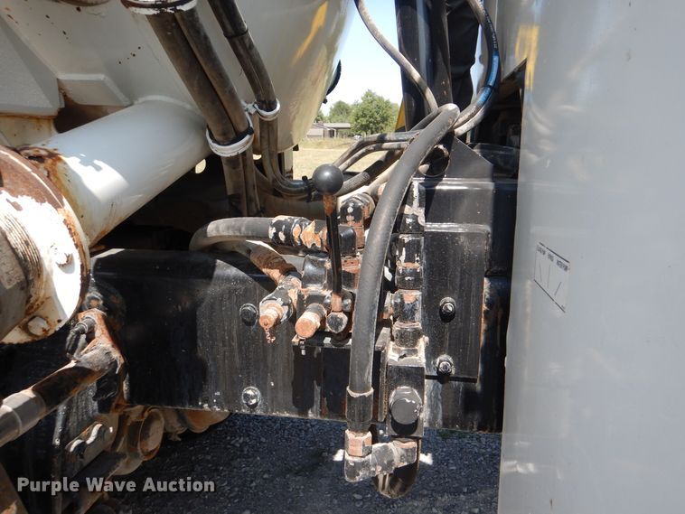 image for item GM9204 2013 Peterbilt 367  vacuum truck