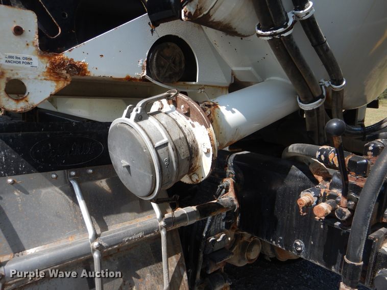 image for item GM9204 2013 Peterbilt 367  vacuum truck